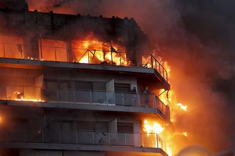 Las conmovedoras imágenes del incendio en València de un edificio de