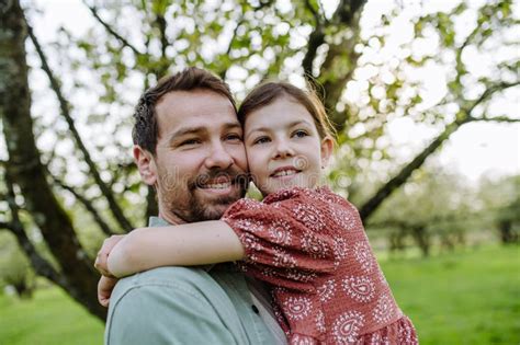 Padre Abrazando A Su Hija En La Naturaleza De Primavera Concepto De