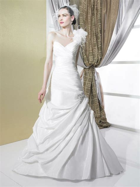 Elegant Strapless Sweetheart Neck Wedding Dress