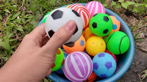 Mencari Bola Basket Hunting Bola Sepak Bola Emoji Menemukan Balon