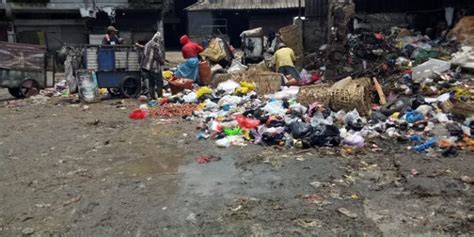 Jorok Sampah Di Pasar Induk Caringin Kota Bandung Menumpuk Hingga