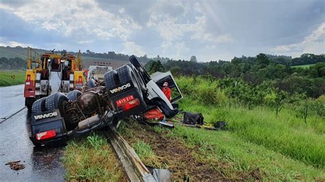 Motorista Morre Em Acidente Com Dois Caminhões Na Br 376 No Paraná