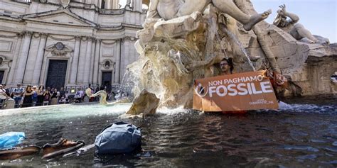 Aktivisten schütten Flüssigkeit in Brunnen auf Piazza Navona in Rom