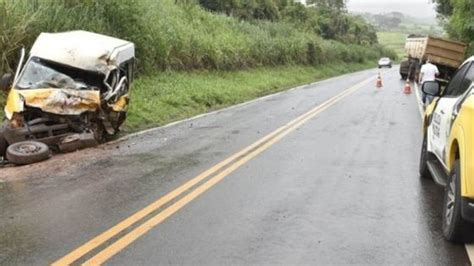 Carreta Desliza Na Pista E Atinge Van Na Rodovia PR 489