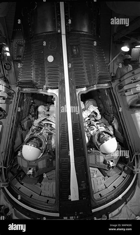 Los Astronautas James Mcdivitt Y Ed White En El Interior De La Nave