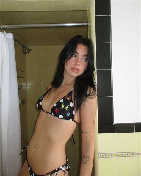 Dua Lipa Mostró Una Microbikini Con Lunares Que Causó Furor Para El Verano