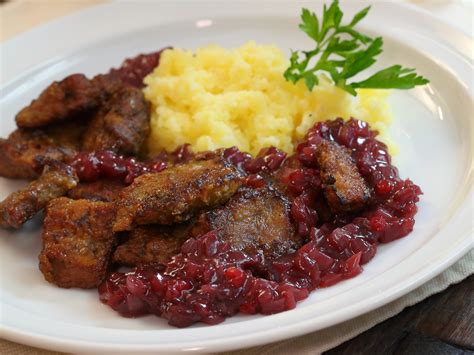 Kalbsleber Mit Preiselbeersosse Und Kartoffelstampf Hier Leben