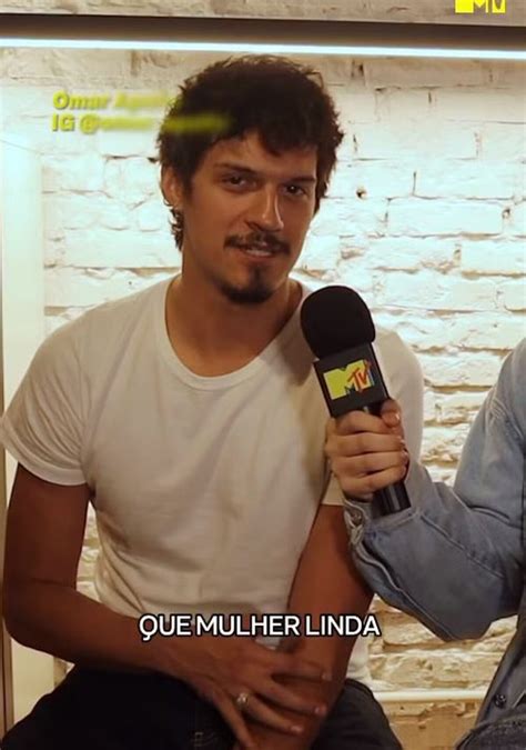 Foto Omar Apollo é mexicano e gay assumido cantor foi acusado pela comunidade LGBT de