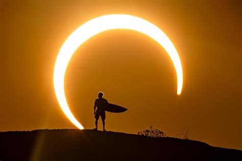 Le surfeur brésilien Italo Ferreira immortalisé lors d une éclipse