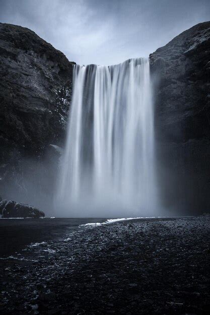 Vista De La Majestuosa Cascada De Skogafoss Y Un Arco Iris En Islandia