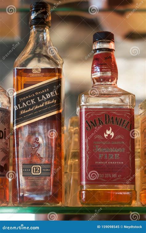 Botellas Jack Daniels Y Johnnie Walker Whisky En El Bar Imagen