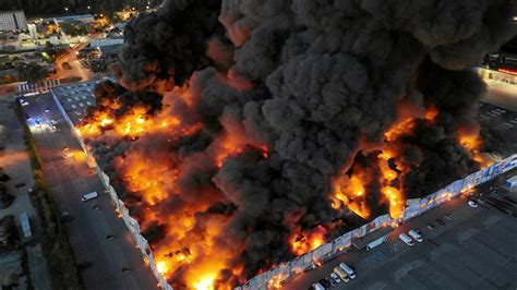 Großbrand zerstört Warschauer Einkaufszentrum mit 1 400 Geschäften