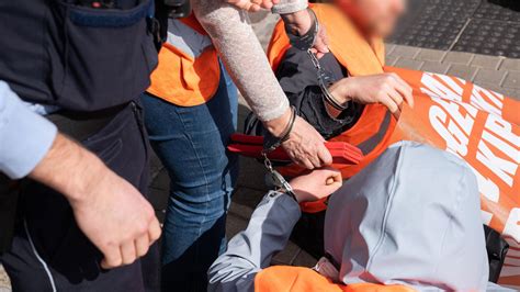 Letzte Generation Klebt Sich Vor Ettlinger Tor Center In Karlsruhe Auf