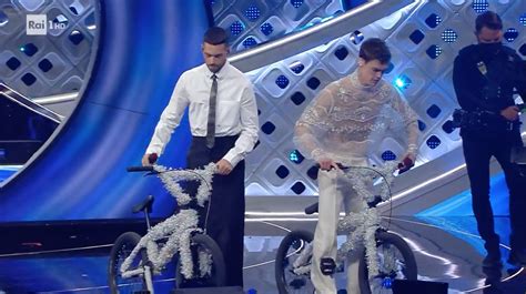 Sanremo 2022 Abito Di Mahmood E Blanco Serata Finale Festival Stilista