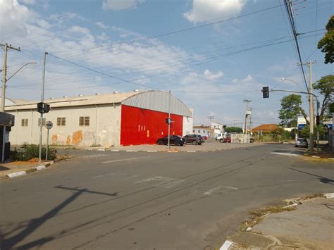 Semáforo no cruzamento da Av da Saudade a Rua 25 de Dezembro muda