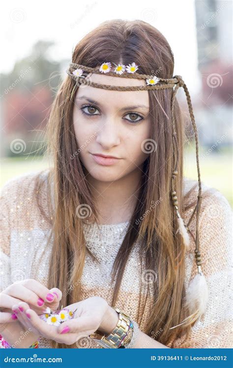 Retrato Do Close Up Da Menina Bonita Da Hippie Margaridas Imagem