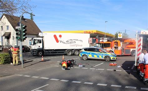 Pkw Fahrerin übersieht Leichtkraftrad Unfall beim Abbiegen Bergisch