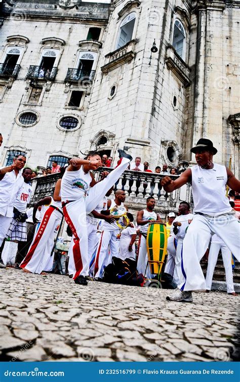 Dança da capoeira e luta imagem de stock editorial Imagem de