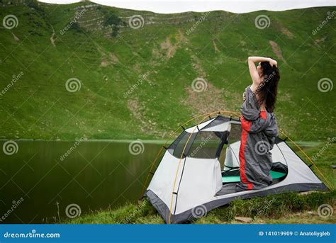 Femme Nue Attirante Dans Le Camping Image Stock Image Du Campeur