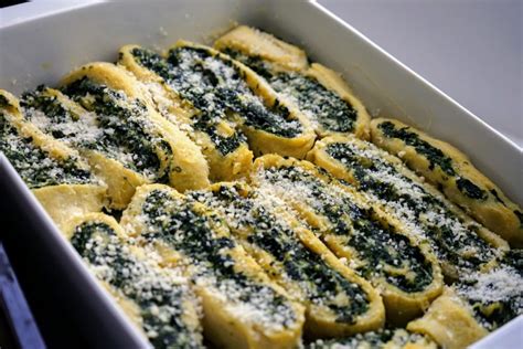 Rotolo Di Pasta Degli Gnocchi Ripieno Di Ricotta E Spinaci Adocchio