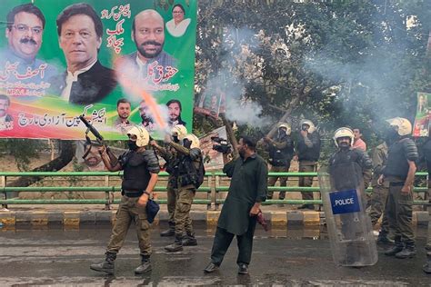 Several Injured After Pakistan Police Clash With Imran Khan S