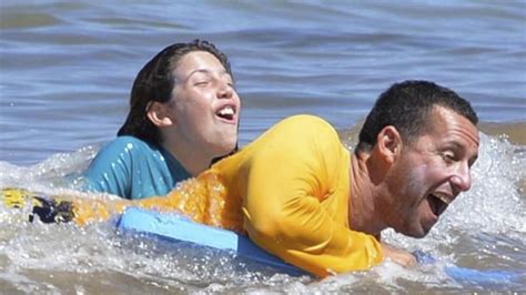 La Esposa De Adam Sandler Impresion Con Una Bikini Infartante Infobae