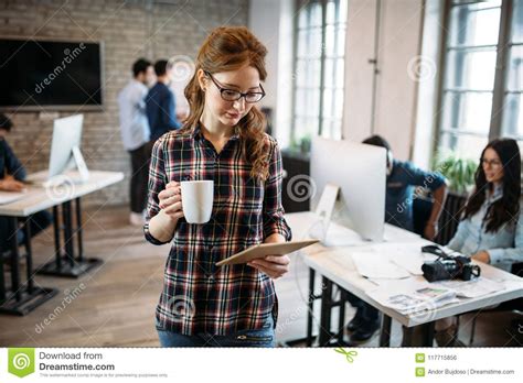 Arquitecto Atractivo Joven Que Trabaja En Oficina Moderna Foto De