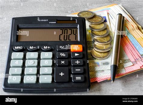 Taschenrechner Mit Der Zahl 2024 Auf Dem Display Stift Euro Banknoten