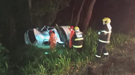 Motorista Fica Preso às Ferragens Após Capotar Carro E Bater Em árvores