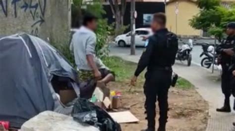 Morador de rua é preso após jogar álcool e ameaçar atear fogo em