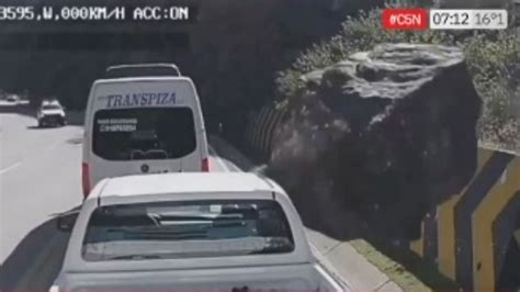 Roca Gigante Cae Sobre Una Camioneta Y Mata A Tres Personas Video