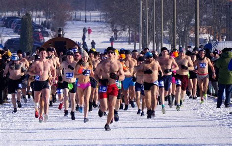 Goło i wesoło nad Zalewem Zemborzyckim 100 uczestników wzięło udział w