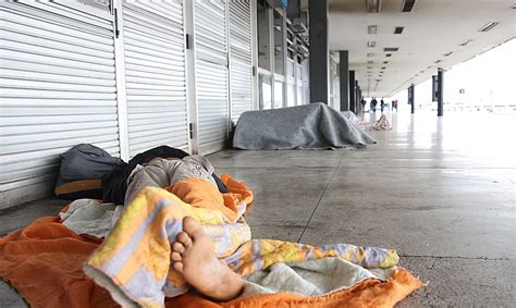 População de rua chegou a quase 9 mil pessoas em BH mostra estudo da