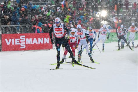 Wegen Zu Starkem Wind Weltcup In Klingenthal Begann Mit Massenstart