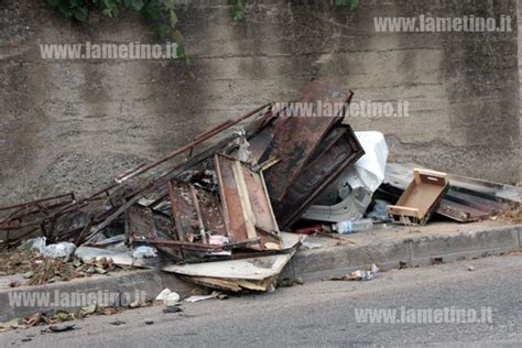 Lamezia Ancora Rifiuti Tra Viale Reillo E Via D Ippolito Il Lametino It