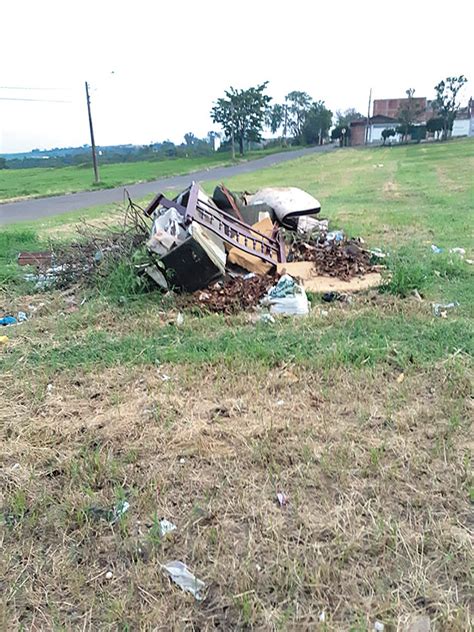 Terreno no Santo Antônio vira depósito de entulho Jornal O Verdadeiro