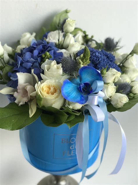 Flowers In Blue Box Bloom De Fleur Bouquets Flowers Order And Buy