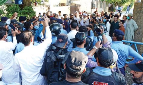 Police Cordon Off Jamia Hafsa To Prevent Cleric From Visiting Lal