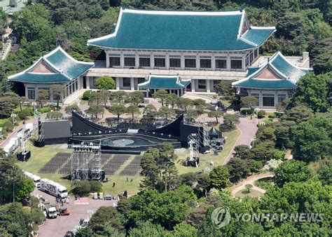 개방 1주년 특별음악회 위한 무대 설치된 청와대 연합뉴스