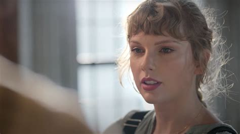 Taylor Swift Reveals What's Inside Her Closet In New Capital One Ad ...