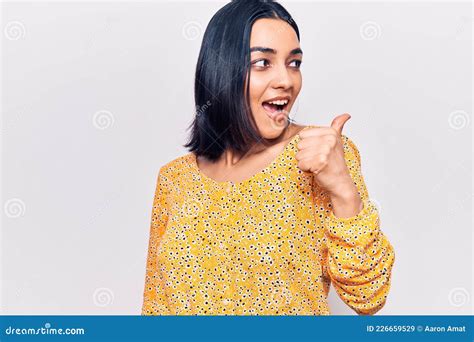 Joven Y Hermosa Latina Con Ropa Casual Apuntando El Pulgar Hacia El Lado Sonriente Feliz Con La