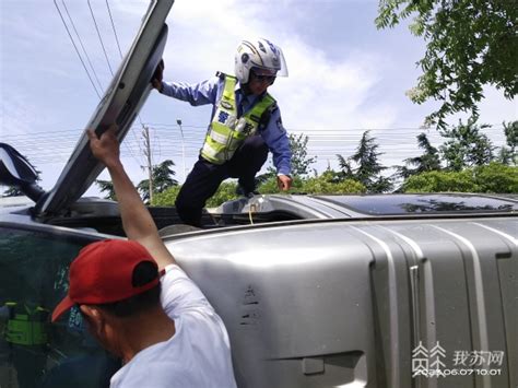 车辆侧翻驾驶员被困 辅警忍着满手伤从车上撕出“生命通道”