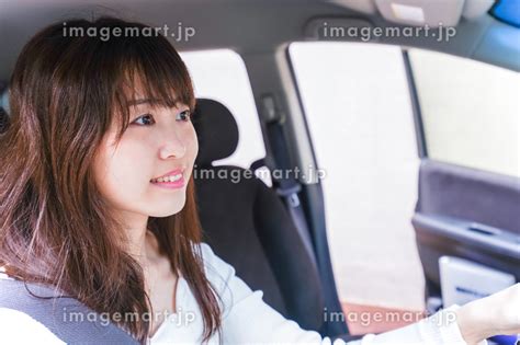 車を運転する女性の写真素材 174536405 イメージマート