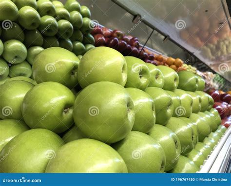 Manzanas Verdes Deliciosas Y Saludables En El Supermercado Foto