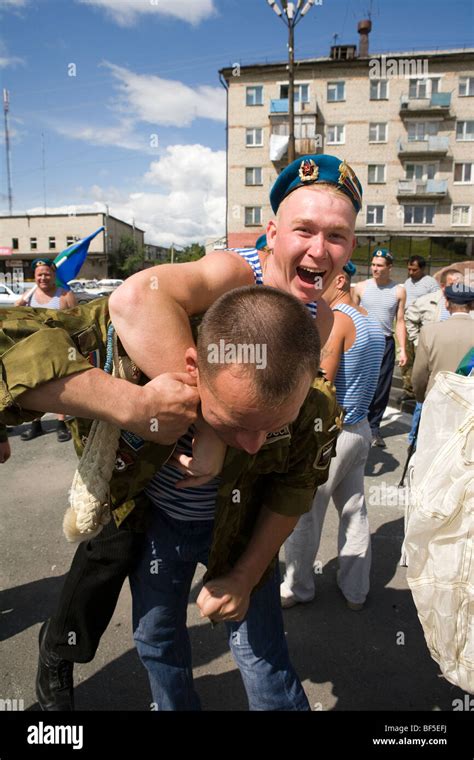 portrait of Russian paratroopers Stock Photo - Alamy