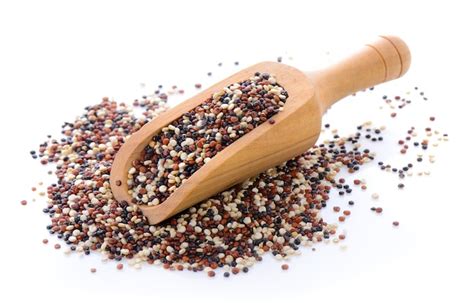 Semillas De Quinoa En Cuchara De Madera Sobre Fondo Blanco Foto Premium