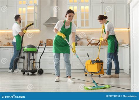 Equipo De Conserjes Profesionales Que Trabajan En Cocina Imagen De