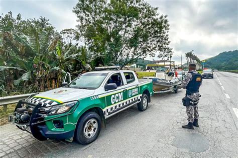 Prefeito envia equipes de salvamento cestas básicas kits de higiene e