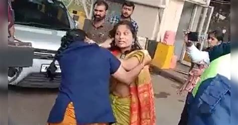 Fight Between Two Women On The Toll Booth Watch Video Toll Booth पर दो औरतों के बीच हुई