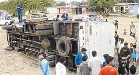 Camión cargado de gaseosas se vuelca y lo saquean PERU CORREO